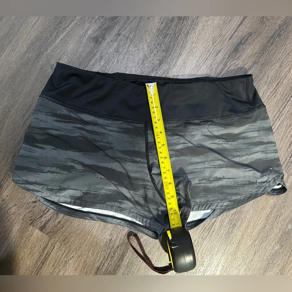 Anetik Athletic Shorts Women’s Medium Black Gray Printed Performance Running